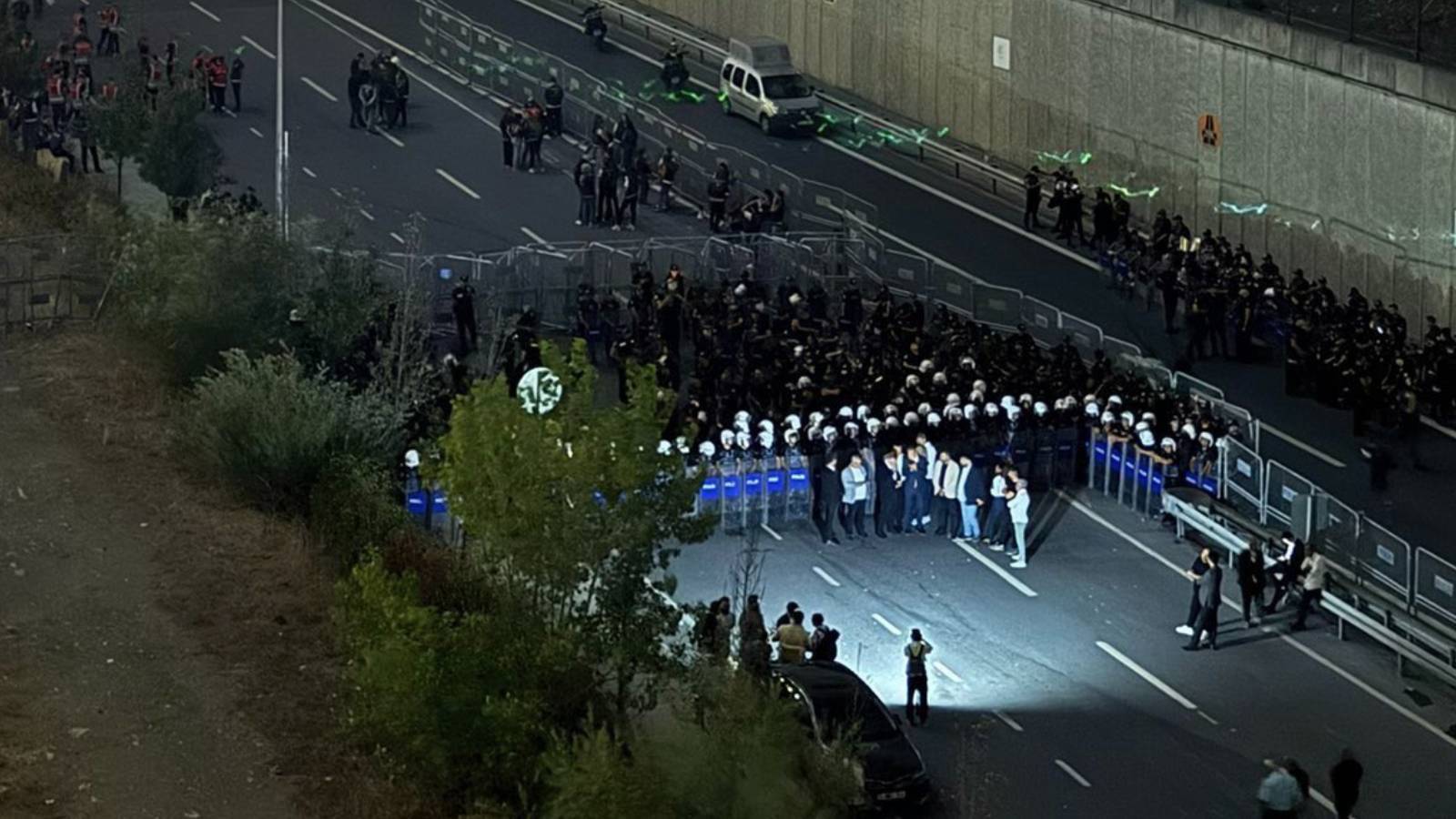 DEM Parti’den CHP önündeki polis ablukasına tepkisi: Biz bunları tanıyoruz, gayet iyi biliyoruz, kayyım atamalarıyla halk iradesi yok sayılıyor!