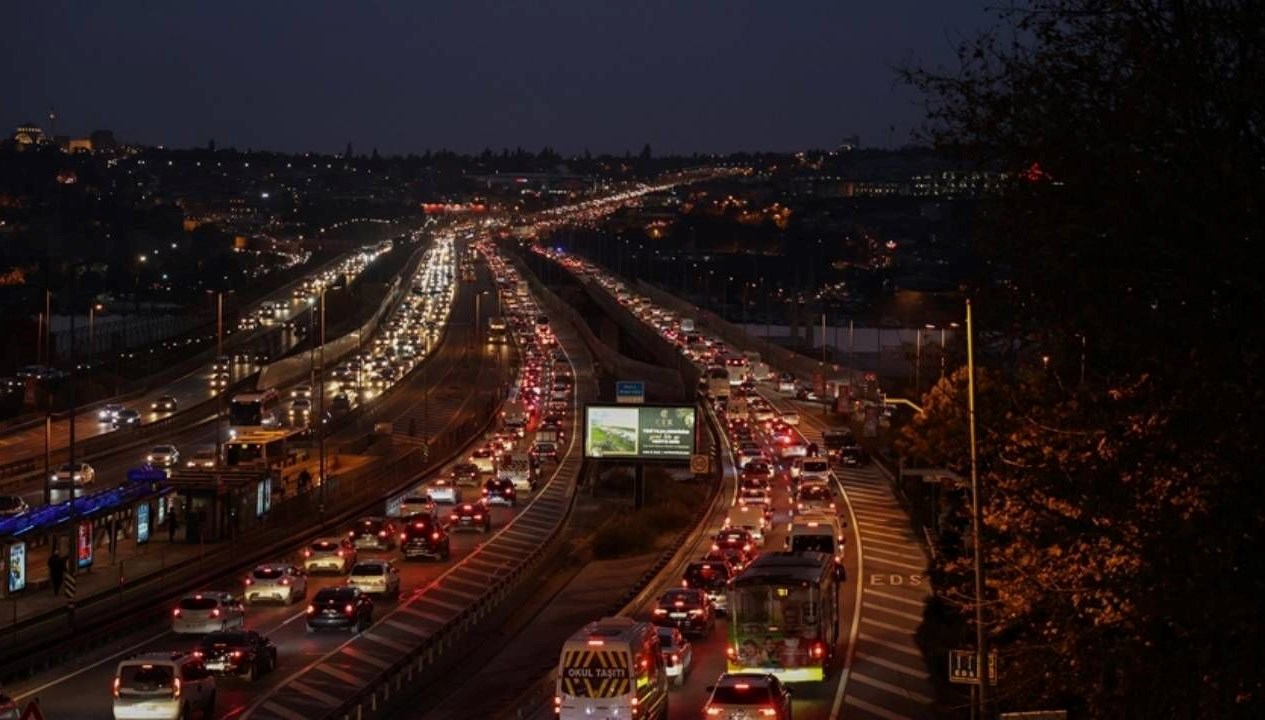 İstanbul’da trafik yoğunluğu: Bazı noktalarda durma noktasına geldi