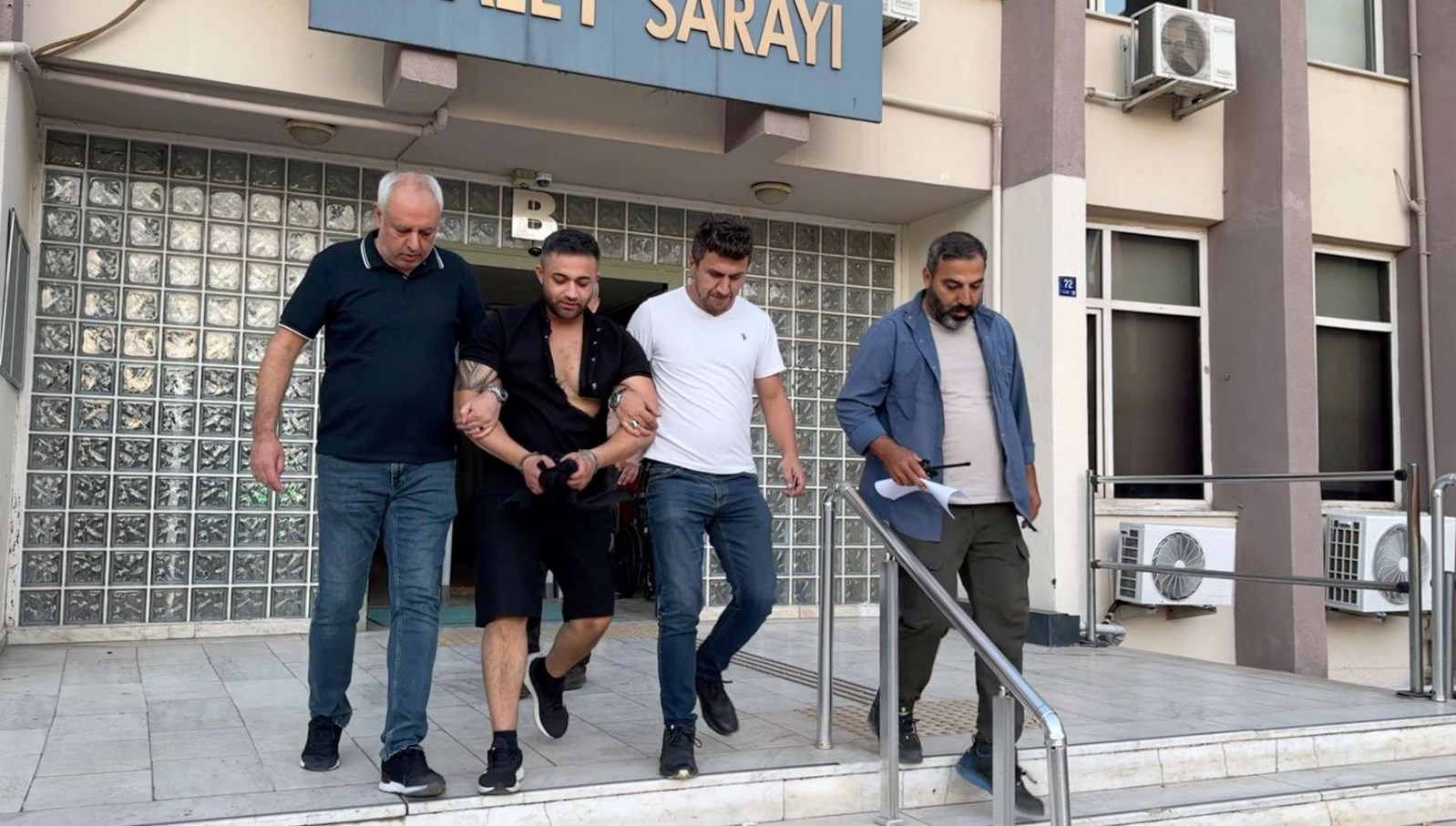 Yolda kalınca akü çaldı, “Neden şikayetçi olmuş anlamadım” dedi