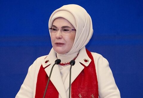 Emine Erdoğan: Cumhuriyet, küllerinden doğan bir milletin en kıymetli eseridir emine erdogan cumhuriyet kullerinden dogan bir milletin en kiymetli eseridir KPssi3lz.jpg