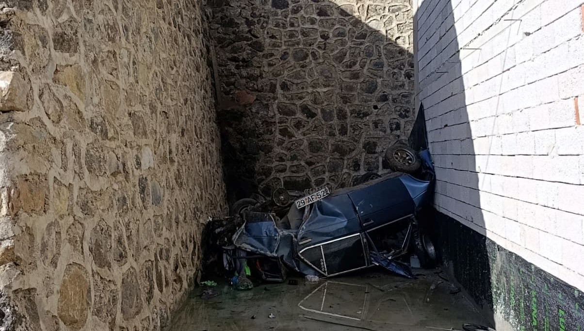 Gümüşhane’de otomobil istinat duvarını aşıp otoparka düştü gumushanede otomobil istinat duvarini asip otoparka dustu 8ueuw81U.jpg