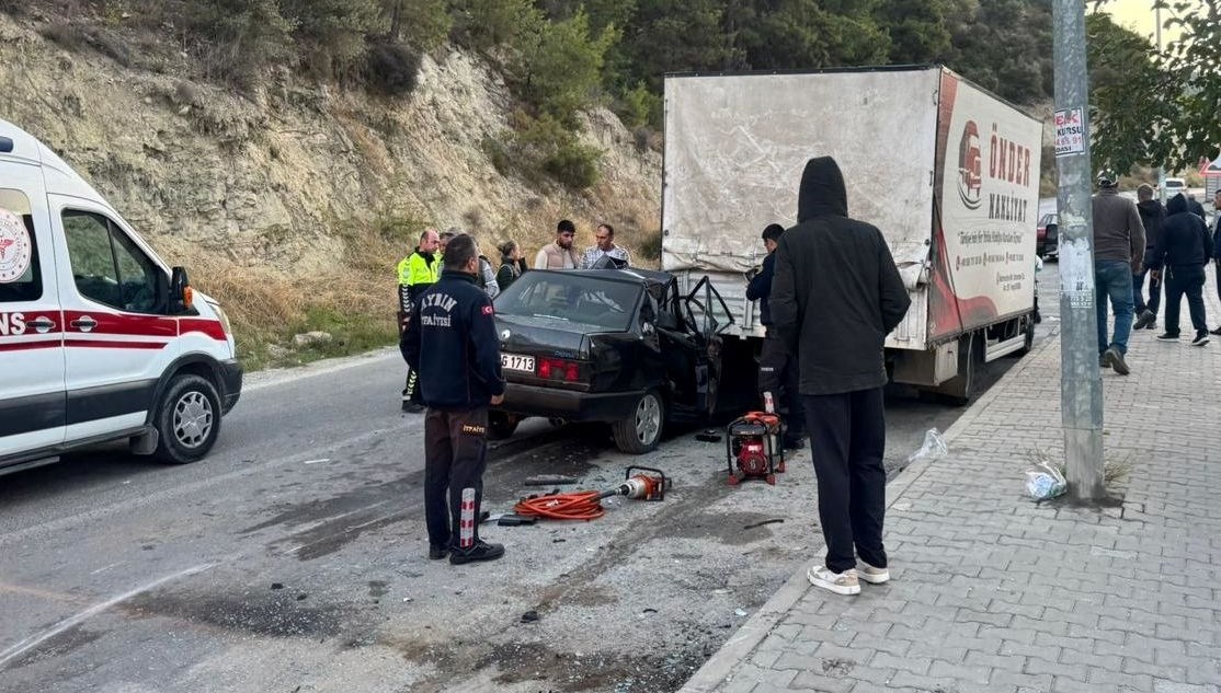 kusadasinda otomobil park halindeki kamyonete carpti bir olu dort yarali wjfQ3cat.jpg