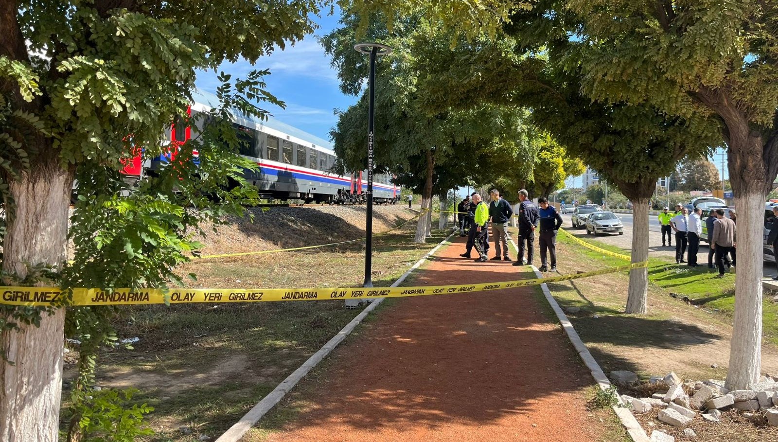 Torununu kurtarmak isterken tren çarptı torununu kurtarmak isterken tren carpti msK5IZgS.jpg