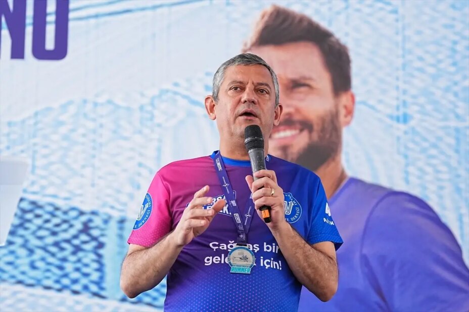 ozgur ozel istanbul maratonu odul torenine katildi bwr8XrFg.jpg