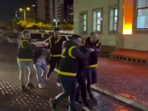 Adana’da Bıçaklı Trafik Olayı: Baba ve Oğul Cezalandırıldı