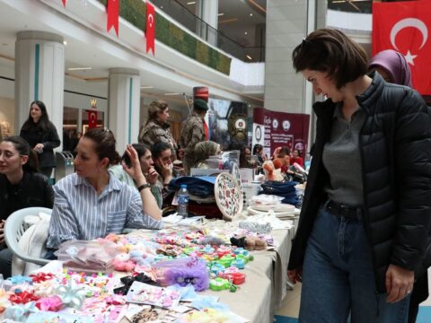 Erzurum’da Polis Eşleri Derneği’nden Dayanışma Amaçlı Kermes