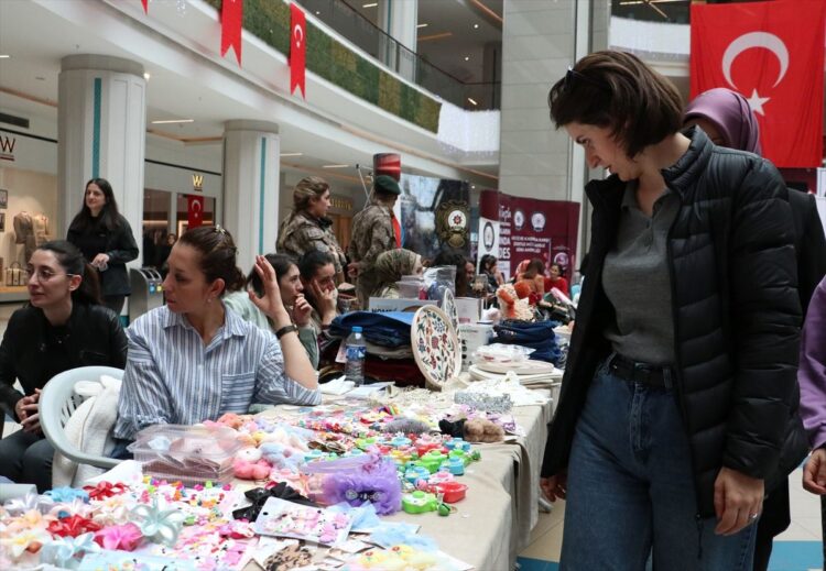 Erzurum’da Polis Eşleri Derneği’nden Dayanışma Amaçlı Kermes
