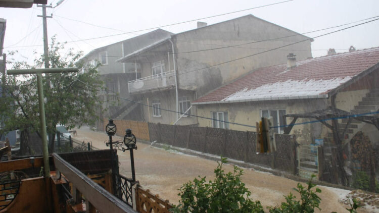 Kırklareli’de Ani Dolu Yağışı Hayatı Olumsuz Etkiledi